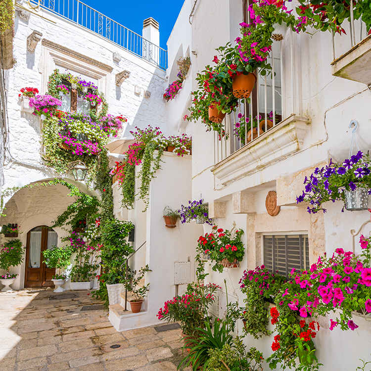 Romantico scorcio di una via del centro di Ostuni in Salento, Puglia